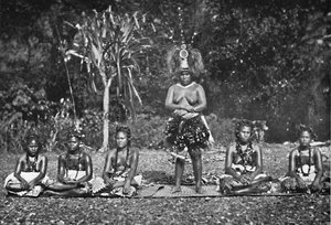 Un gruppo di donne samoane che ballano in costume completo, 1902 da Unbekannt