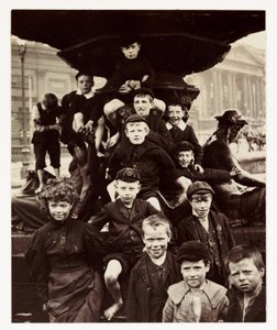 Un gruppo di bambini davanti alla fontana Steble, Liverpool, fotografato da un fotografo sconosciuto intorno al 1905 da Unbekannt