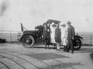 Un gruppo di persone davanti alla loro auto al mare, c1920 da Unbekannt