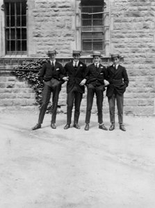 Un gruppo di scolari o studenti, c. 1900-1930 da Unbekannt