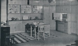 Una cucina organizzata e attrezzata da Heal & Son, Ltd. di Londra, 1942