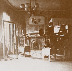 Una pianista al primo studio di Emil Berliner a Londra, Cockburn Hotel, 1898