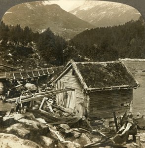Un mulino costruito in legno e una mola ad acqua, sul fiume Stalheims, Naerodal, Norvegia, c1905