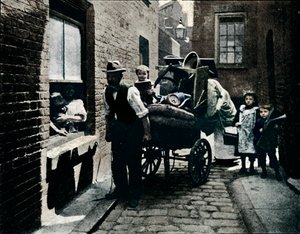 Un trasloco a Slumopolis, Londra, c1901 da Unbekannt