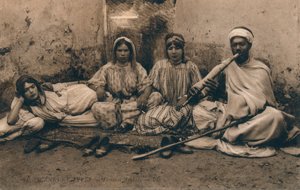 Una fotografia che raffigura persone arabe tradizionali, c1909 da Unbekannt
