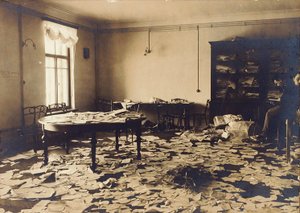 Una stanza dopo una perquisizione, Russia, inizio XX secolo da Unbekannt