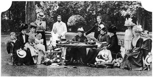 Una festa di famiglia reale a Osborne House, Isola di Wight, c1890-1900, 1935