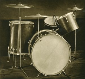 Un set di strumenti a percussione tamburi e piatti di fabbricazione cecoslovacca, 1948