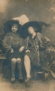 Fotografia di studio di due signore da Unbekannt