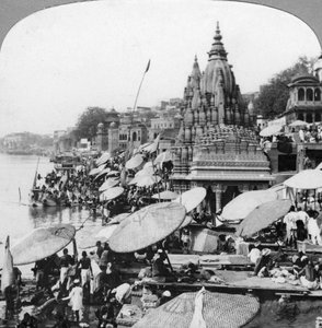 Un tempio e ghats sul Gange a Benares Varanasi, India, 1900s