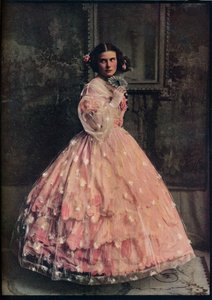 Un abito da ballo a tre balze di seta rosa, con soprabito di garza fiorita bianca, 1850-60, c1913 da Unbekannt