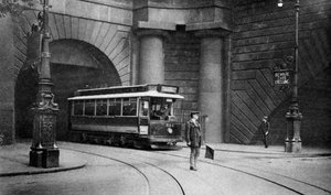 Un tram che passa sotto Kingsway, Aldwych e Somerset House, Londra da Unbekannt