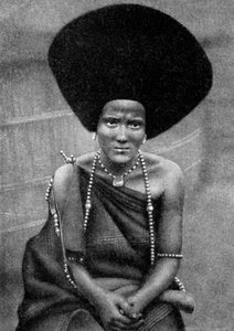 Una donna del popolo Beja Nile o Baggara, Etiopia, Africa, 1922 da Unbekannt