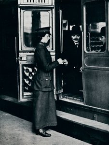 Una donna controllore di biglietti al lavoro, c1914