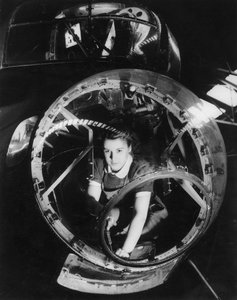 Una donna che lavora su un bombardiere Lancaster, Seconda Guerra Mondiale, anni 