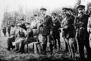 Ammiraglio Alexander Kolchak seduto con ufficiali britannici sul fronte orientale, Russia, 1918