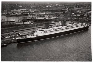 Vista aerea del porto di Brema, Germania, e del transatlantico Europa, da un dirigibile, c1931 1933 da Unbekannt