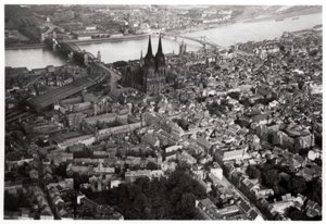 Veduta aerea di Colonia, Renania Settentrionale-Vestfalia, Germania, da un dirigibile, circa 1931-1933 da Unbekannt