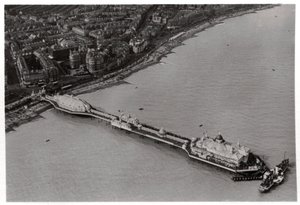 Vista aerea di Eastbourne, Sussex, da un dirigibile, 1931
