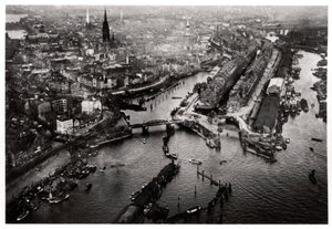 Veduta aerea del porto di Amburgo, Germania, da un dirigibile da Unbekannt