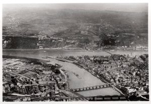 Vista aerea di Coblenza, Renania-Palatinato, Germania, da un dirigibile, c1931 1933 da Unbekannt