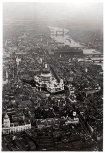 Vista aerea della Cattedrale di San Paolo, Londra, da un dirigibile, 1931 1933 da Unbekannt