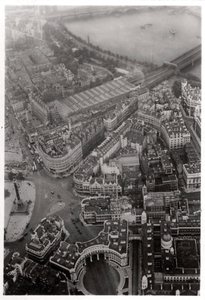 Veduta aerea di Trafalgar Square, Londra, da un dirigibile, 1931-1933 da Unbekannt