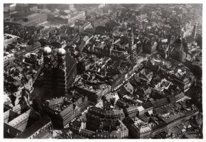Vista aerea della Frauenkirche, Monaco, Germania, da un dirigibile, c1931 1933 da Unbekannt