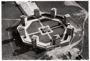 Veduta aerea del Memoriale di Tannenberg, vicino a Olsztynek, Polonia, da un dirigibile da Unbekannt
