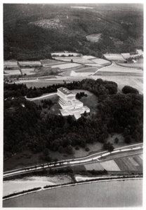 Veduta aerea del Tempio di Walhalla, vicino a Ratisbona, Germania, da un dirigibile, c1931 1933 da Unbekannt