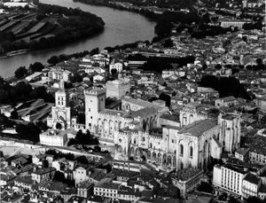 Vista aerea del Palazzo dei Papi (1335-1355) e della Cattedrale Notre Dame des Doms (Notre-Dame-des-Doms) (XII secolo). Avignone, Vaucluse