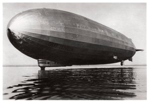 Dirigibile LZ127 Graf Zeppelin che atterra sul Lago di Costanza, Germania, 1933 da Unbekannt