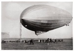 Dirigibile LZ127 Graf Zeppelin ormeggiato a Loewental, Germania