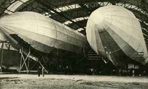 Dirigibili in hangar, Prima Guerra Mondiale, 1914, c1920 da Unbekannt