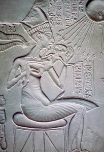 Akhenaton che tiene una delle sue figlie