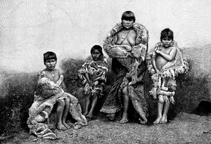 Alakaluf Fuegians vestiti con pelli di guanaco, Cile, 1895