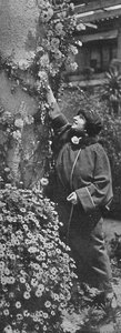 Amelita Galli-Curci - La grande diva che raccoglie rose, i suoi fiori preferiti, c1925 da Unbekannt