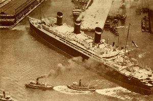 Fotografia aerea del Leviathan trainato da piccoli rimorchiatori nel suo molo a New York da Unbekannt