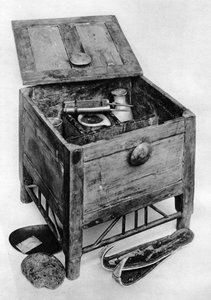 Un antico astuccio da toilette egiziano in legno, 1936