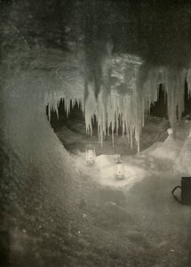 Una caverna di ghiaccio in inverno. Fotografata alla luce delle lampade a uragano, c1908, 1909 da Unbekannt