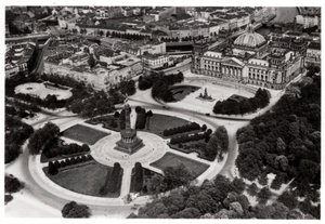 Vista aerea di Konigsplatz, Monaco, Germania, da un dirigibile, c1931 1933 da Unbekannt