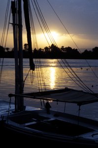 Una feluca ancorata sul Nilo al tramonto
