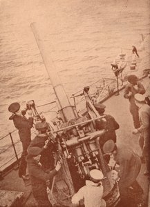 Un cannone antiaereo in azione su una nave da battaglia britannica, c1917 1919