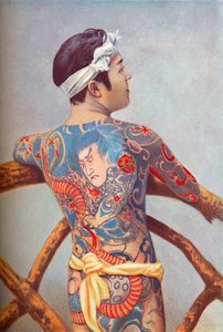Un uomo giapponese elaboratamente tatuato