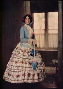 Un cappotto ricamato, con una bella gonna di seta garza. In moda tra il 1850 e il 1860, c1913 da Unbekannt