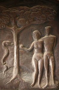 Scultura sulla porta della basilica dell