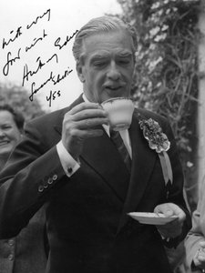 Anthony Eden, politico conservatore britannico, che beve una tazza di tè, 1955 da Unbekannt