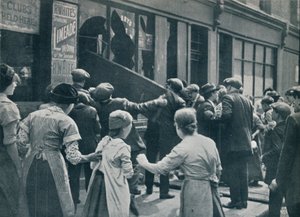 Rivolta anti-tedesca a Londra: una folla rompe le finestre di un negozio tedesco, c1914 da Unbekannt