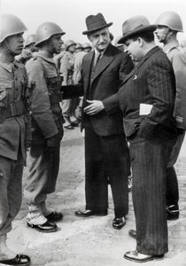 Antonio de Oliveira Salazar (1888-1970), dittatore del Portogallo dal 1932 al 1968, ispeziona le truppe durante una visita alle Azzorre, 5 aprile 1941