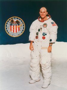 Astronauta di Apollo 16 Thomas Mattingly in tuta spaziale da Unbekannt